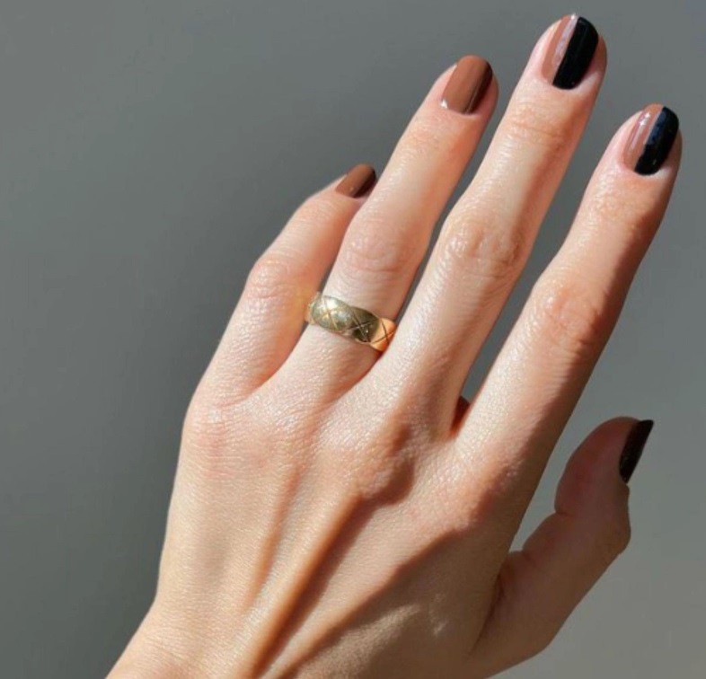 Двуцветен маникюр