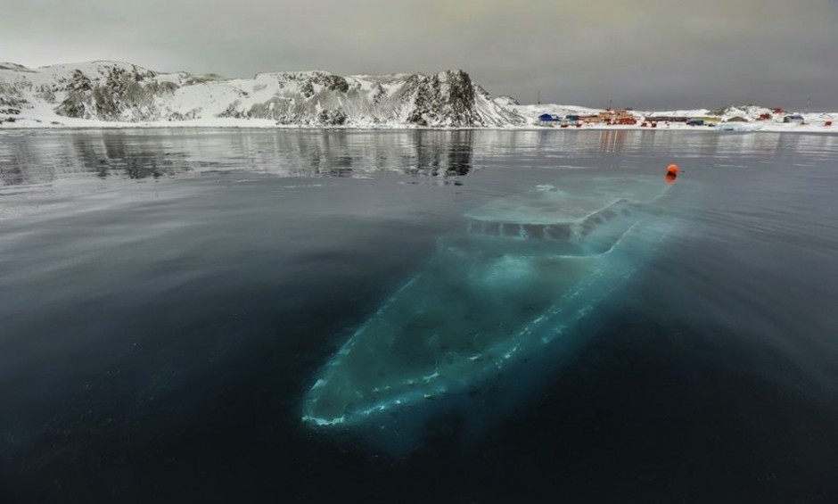 Яхта, потънала в Антарктика