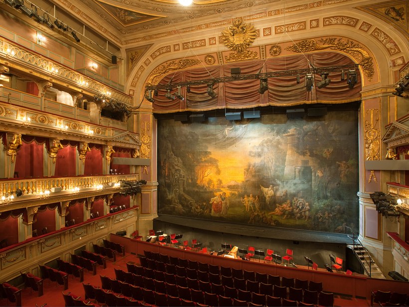 Опера във Виена