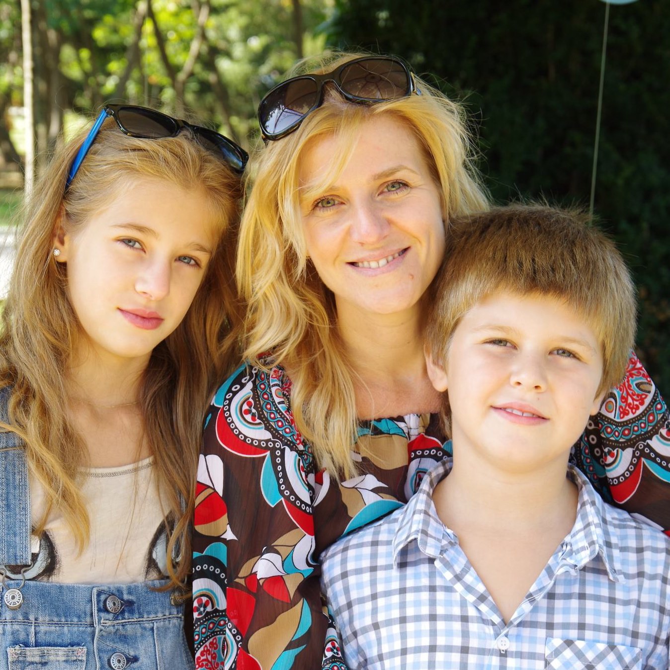 Киара като малка с брат си и майка си