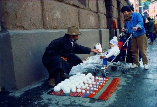 Мъж продава снежни топки, 1983
