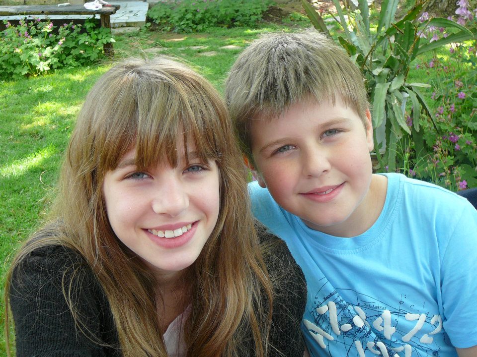 Киара като малка с брат си