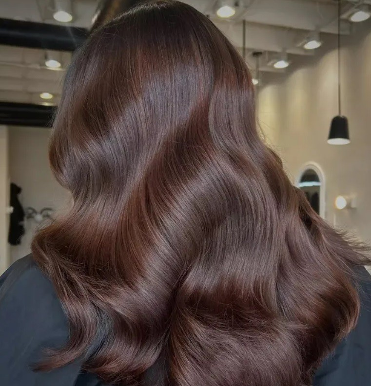 Многоизмерна брюнетка