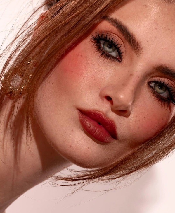 Меки опушени очи и смели устни