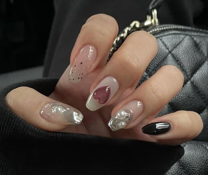 Тъмен маникюр