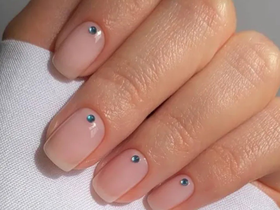 Маникюр със сини кристали