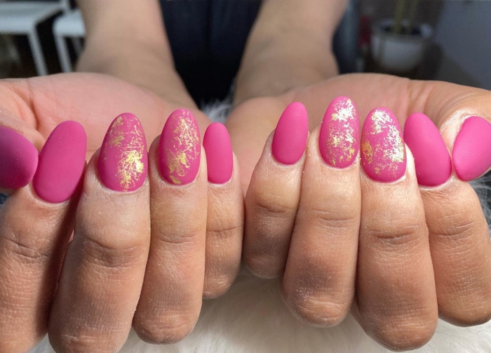 Розови нокти със златни люспи