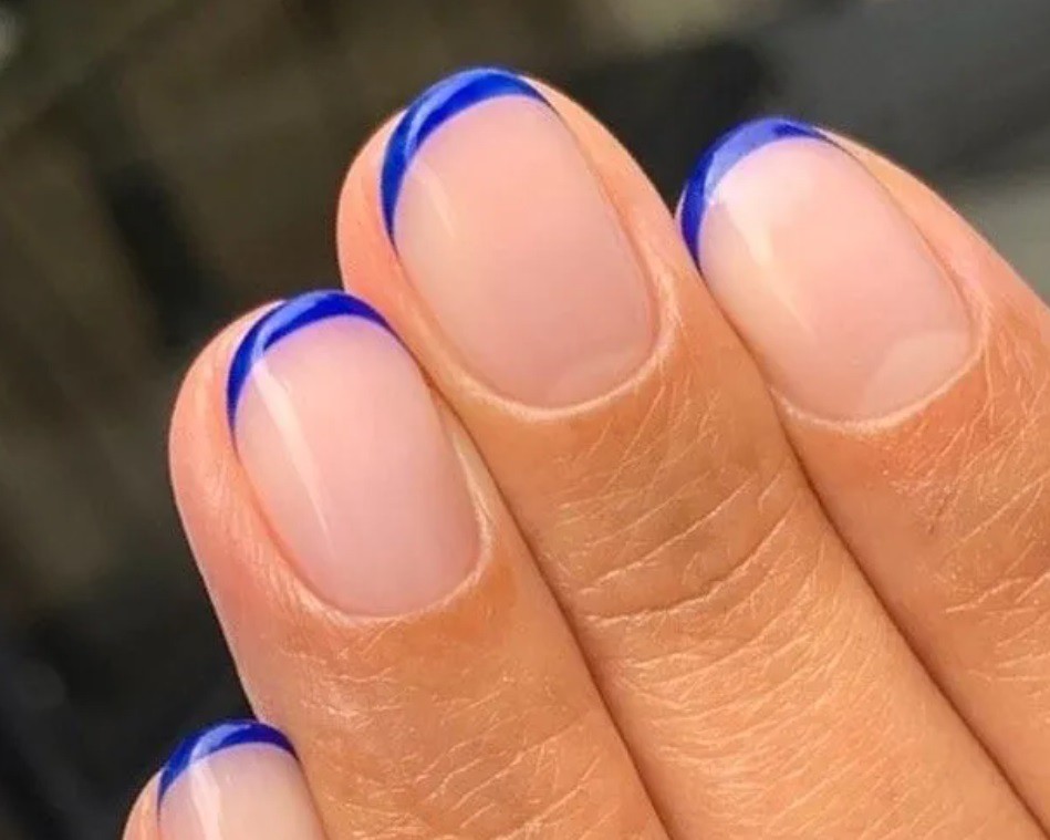 Син френски маникюр