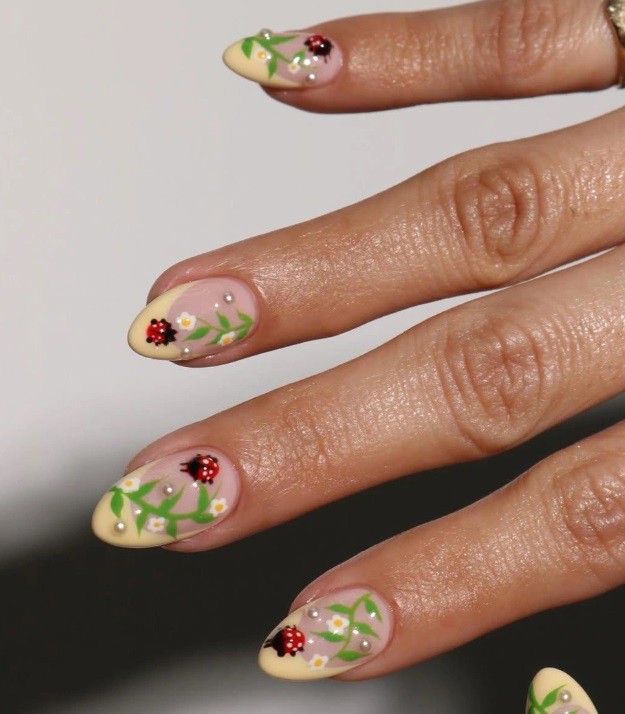 Жълт френски маникюр с дизайн