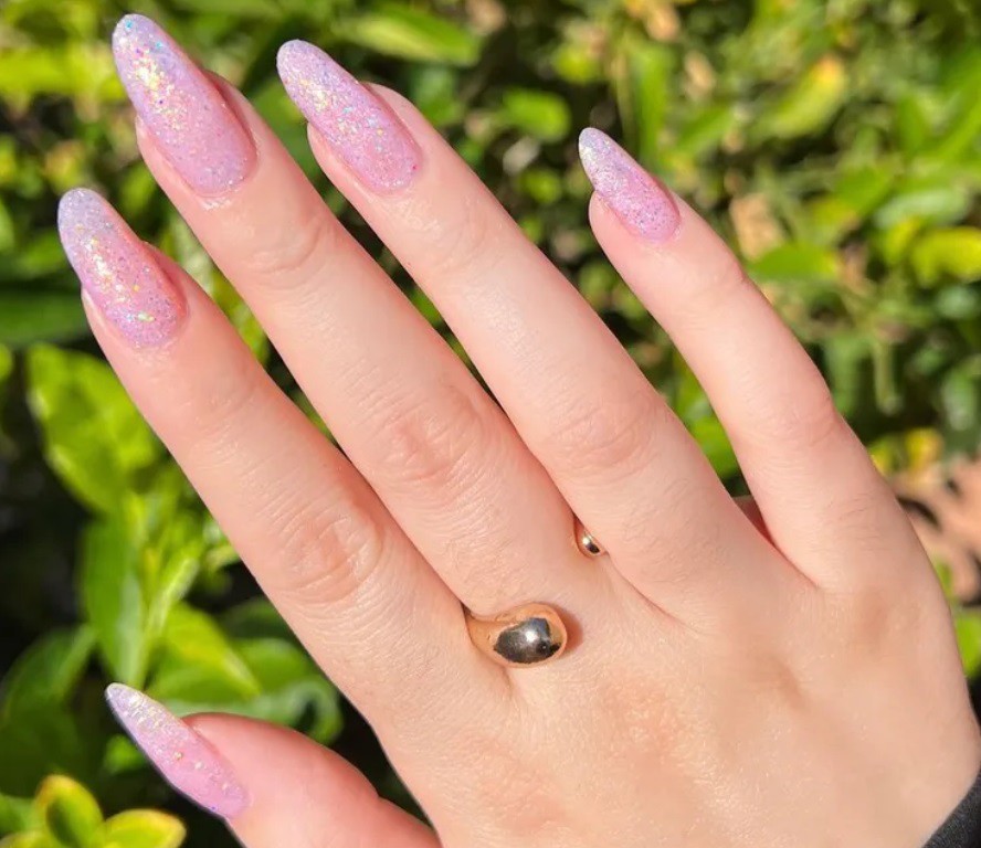 Блестящи розови нокти