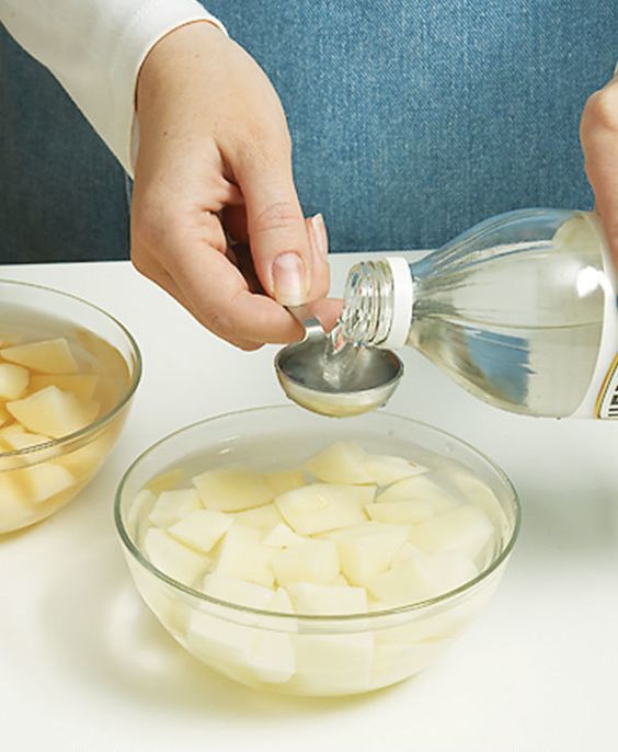 Обелени картофи - вода и бял оцет