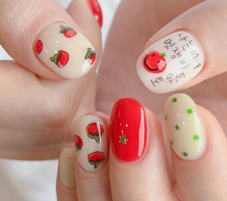 Маникюр с домат