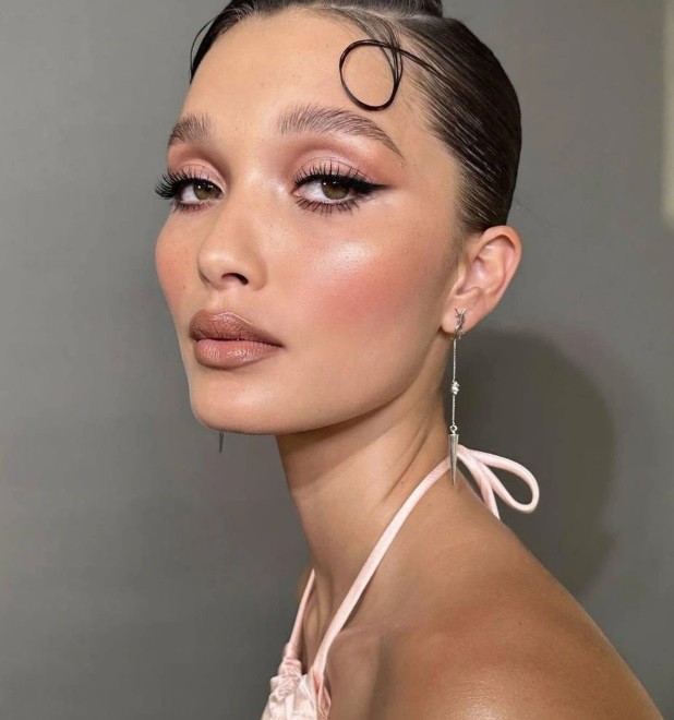 Акцентирана очна линия