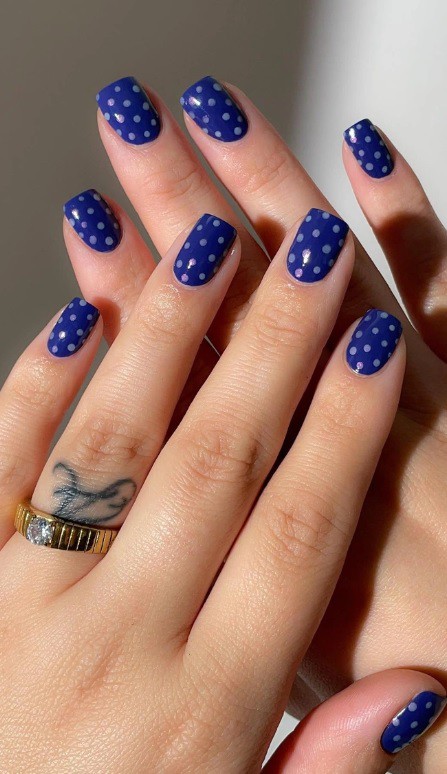 Син маникюр на точки