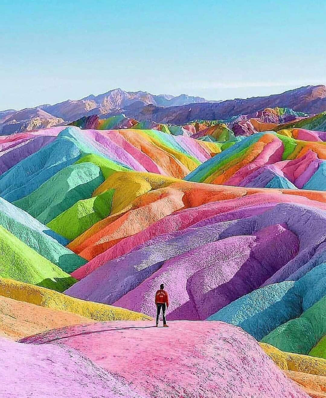 Планини в цветовете на дъгата в Перу