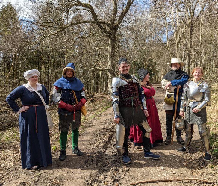 Група средновековно облечени хора