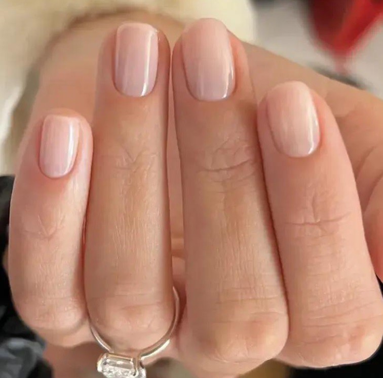 Млечен маникюр за къси нокти