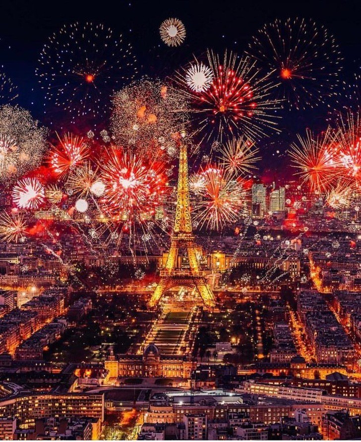 Нова година в Париж
