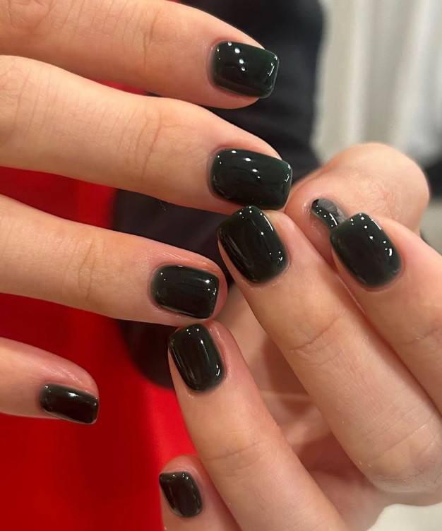 Изумруден маникюр