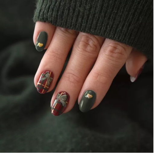 Червено-зелени карирани нокти