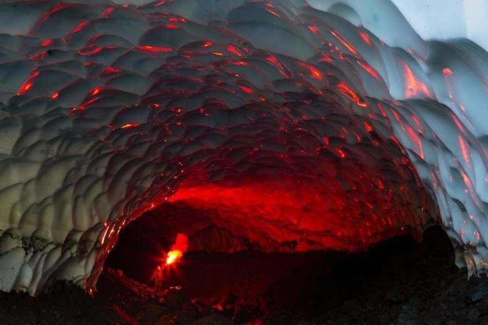 Ледени пещери Мутновски, Русия