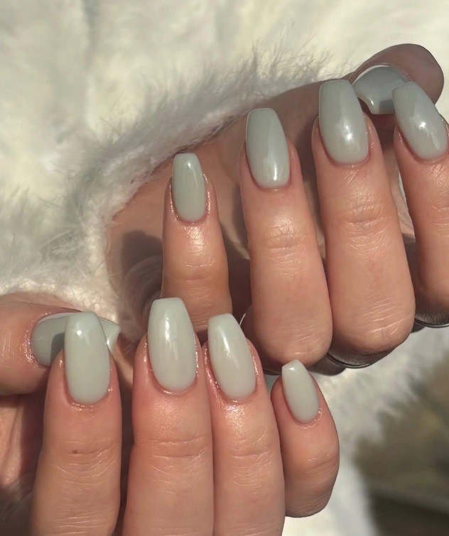 Сиво-зелен маникюр