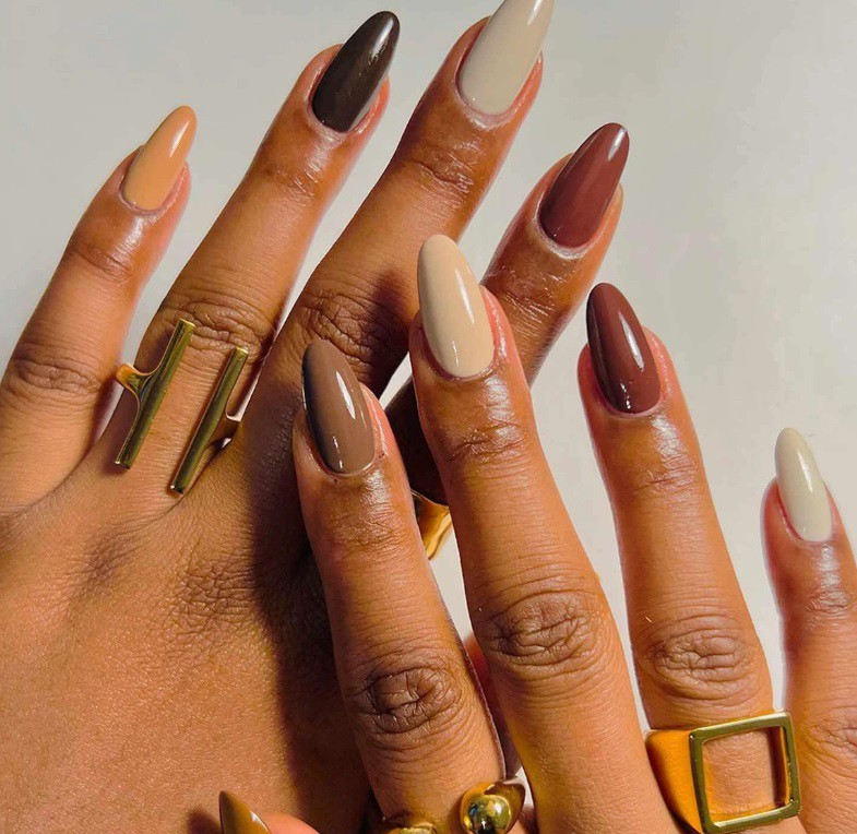 Маникюр с цвят кафе