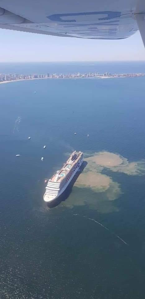 Круизен кораб изхвърля отпадъци в морето