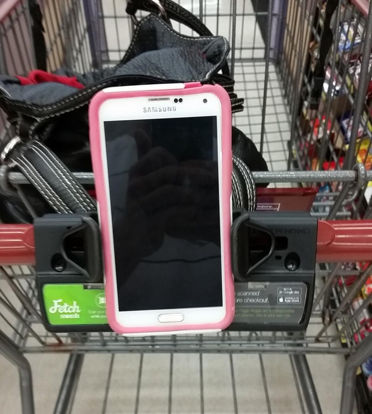 Пазарска количка с поставка за телефон
