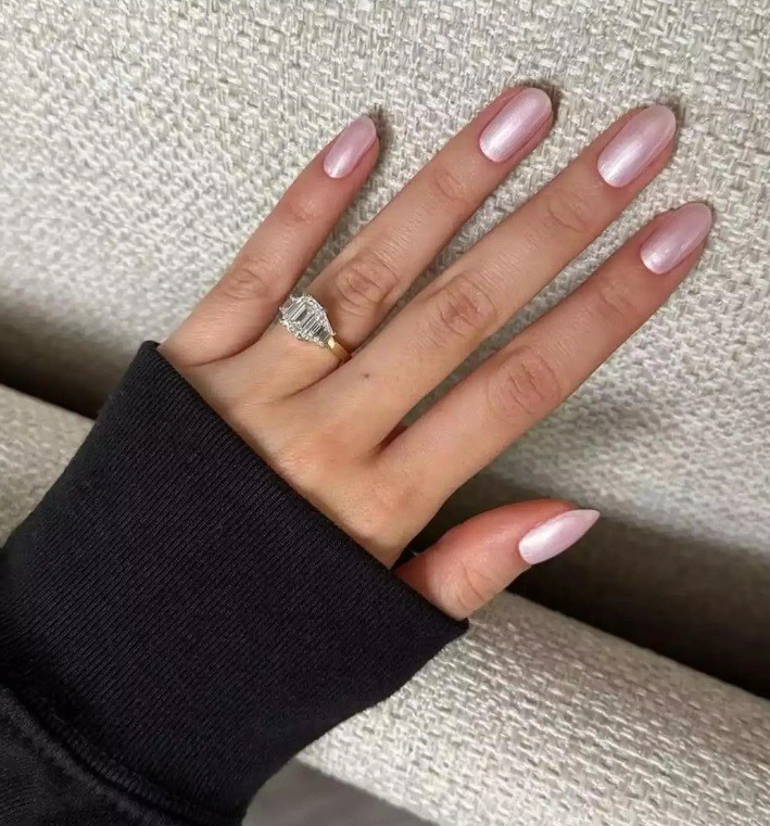 Розов перлен маникюр