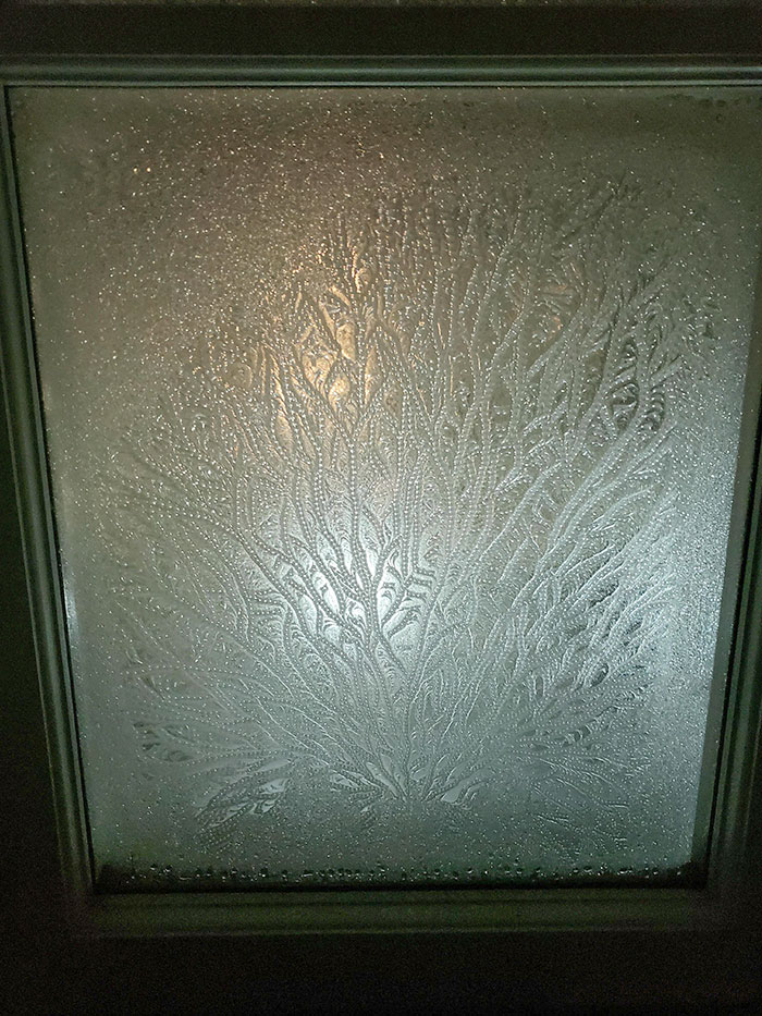 Красив, замръзнал прозорец