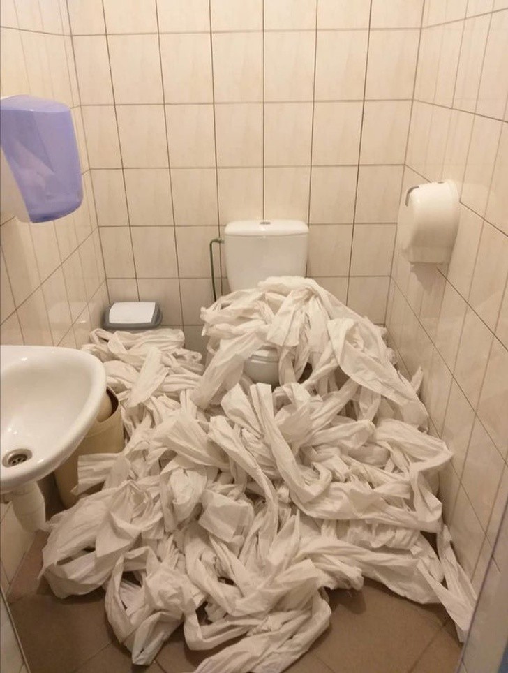 Тоалетната хартия не ти ли стига?