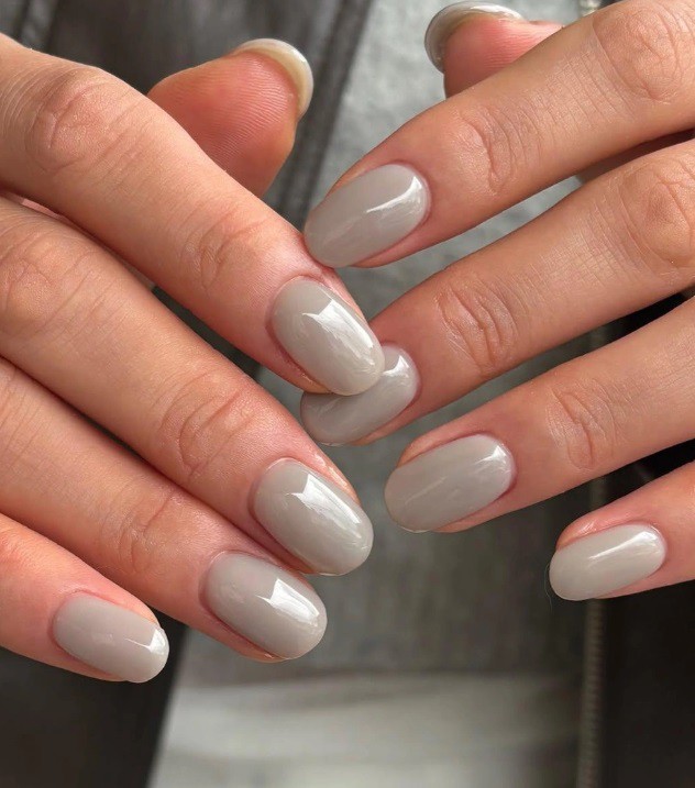 Светлосив маникюр