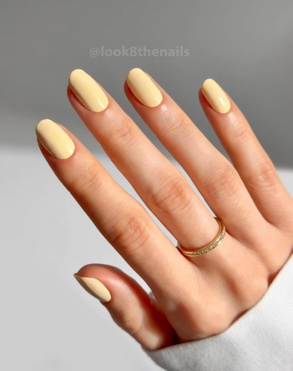 Жълт маникюр
