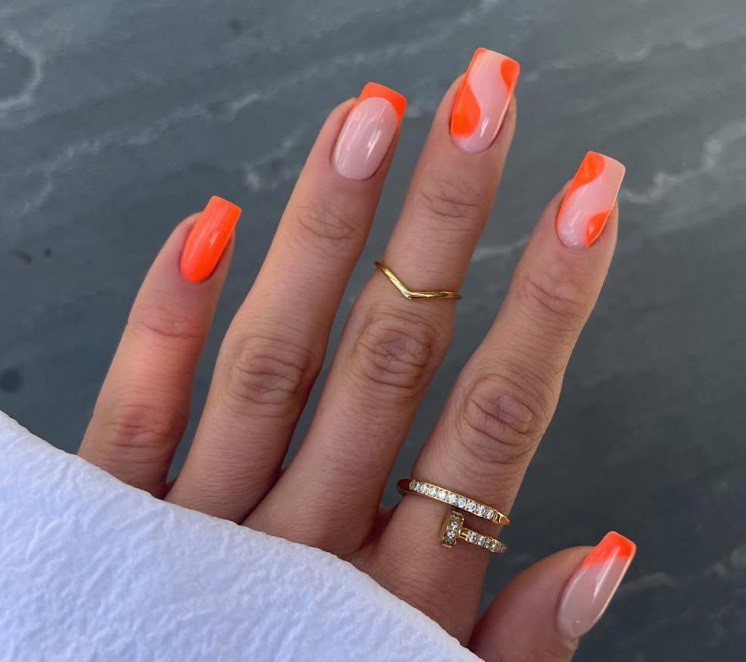 Маникюр с цвят на аперол