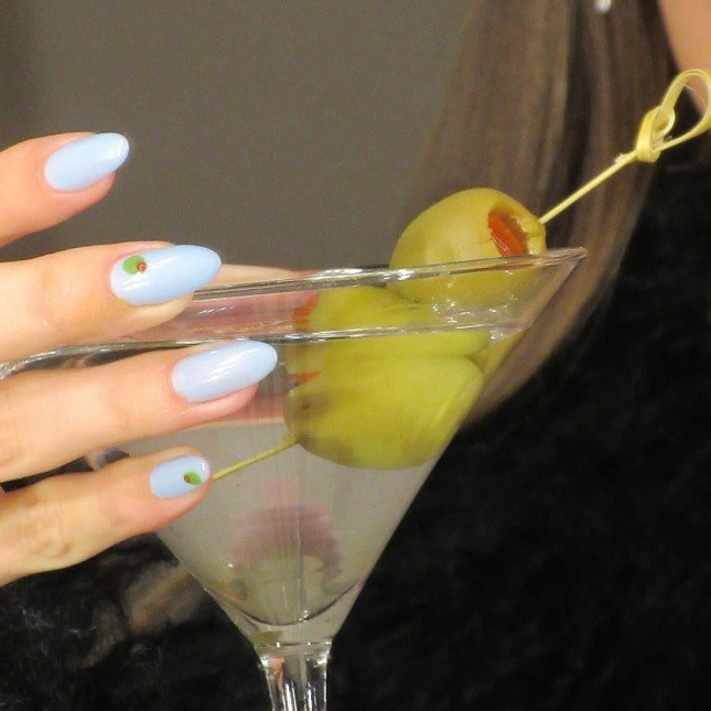 Син маникюр с маслини