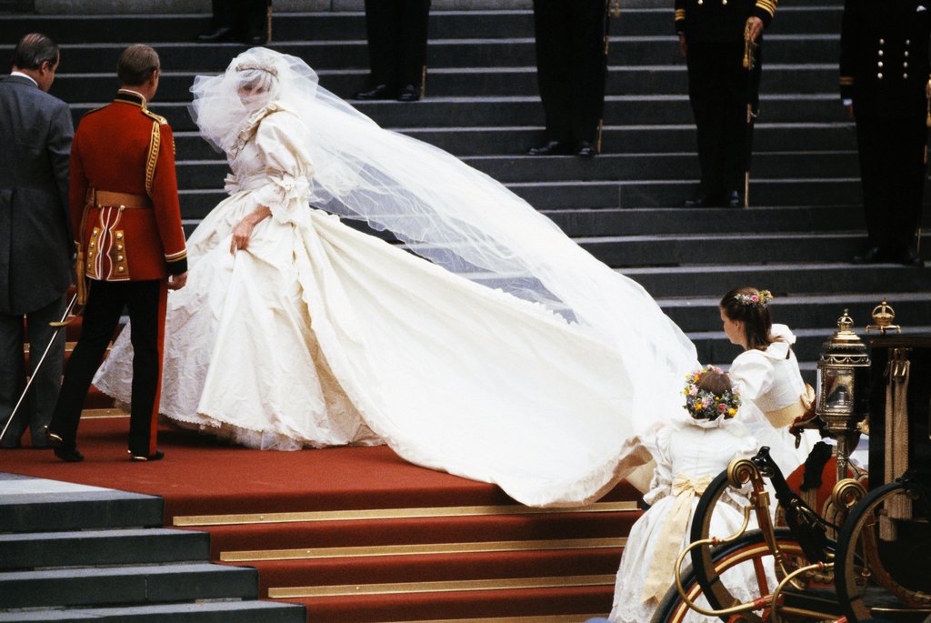 1. Сватбената рокля