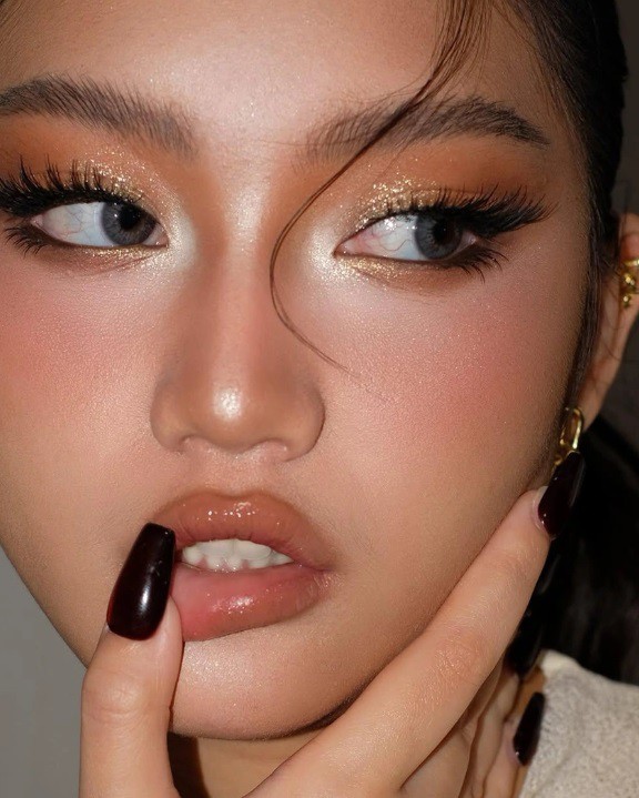 Холографски сенки за очи и брокат