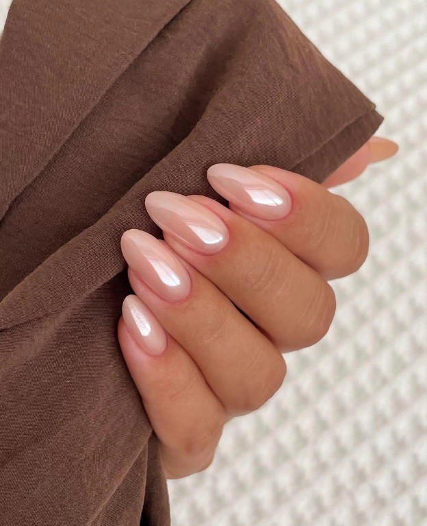 Маникюр с перлено втриване