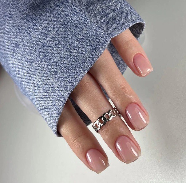 Полупрозрачен нюд маникюр