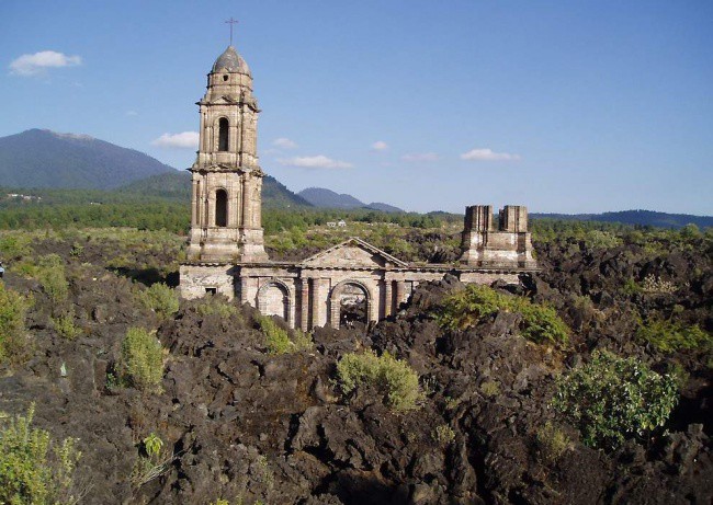 8. Църквата Сан Хуан Парангарикутиро