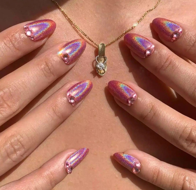 Холографски маникюр с кристали