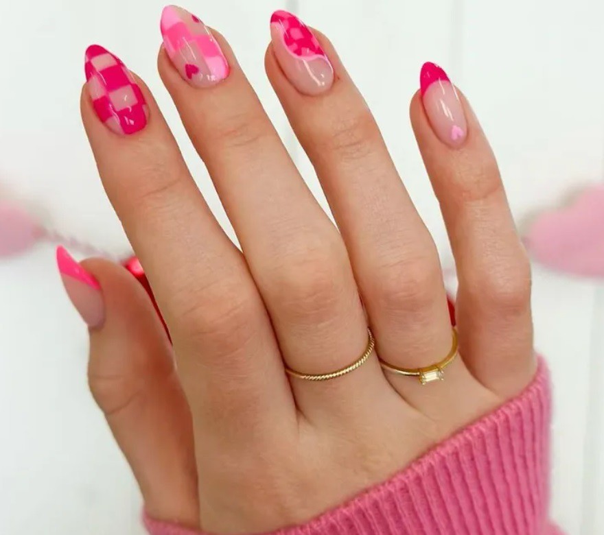 Розови карирани нокти