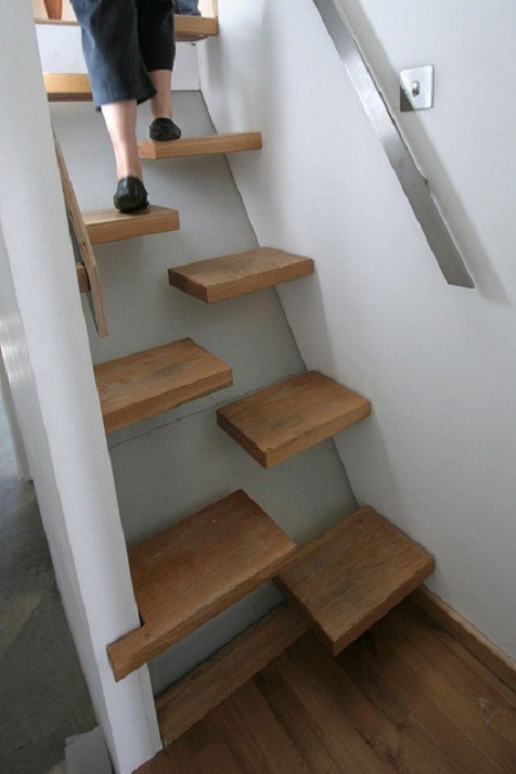Интересно стълбище към втория етаж