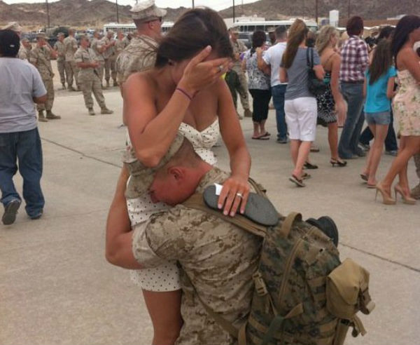 Войник прегръща жена си и бъдещия си син