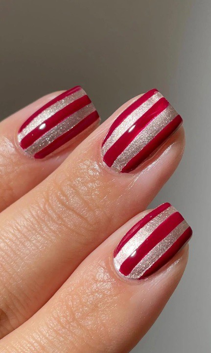 Маникюр с блясък и райета