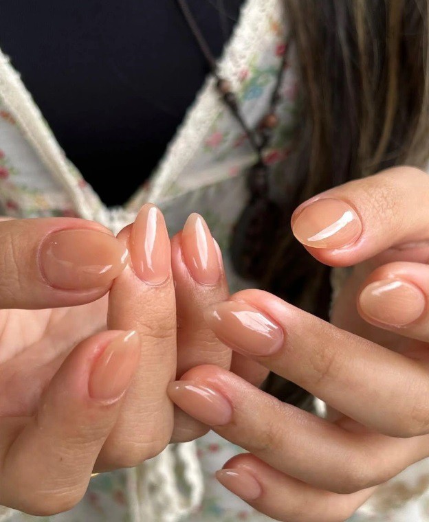 Маникюр в прасковен цвят