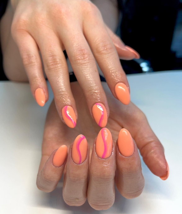  Оранжеви нокти с розова ивица
