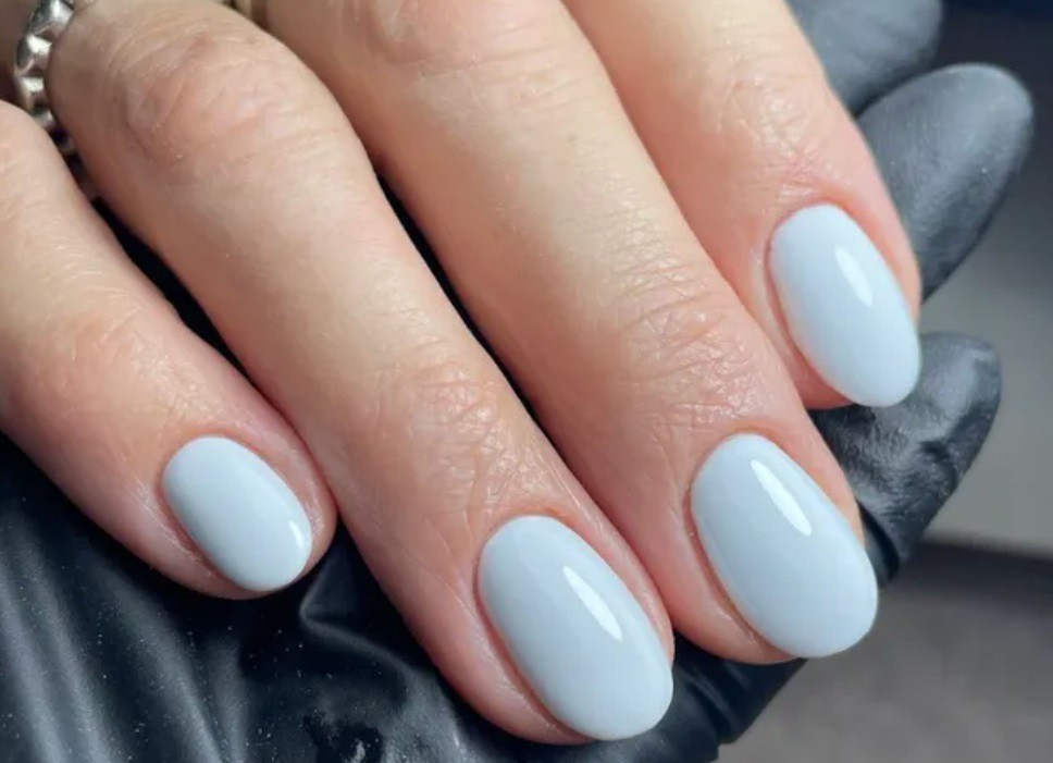 Син маникюр