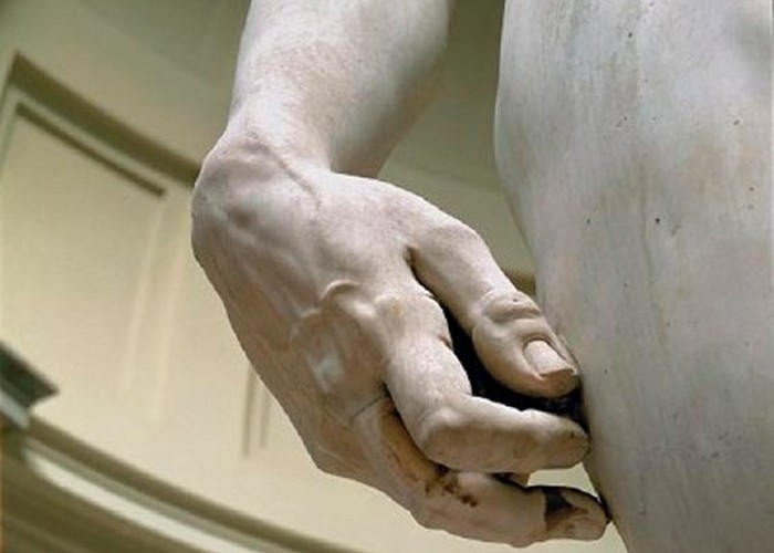 3. Ръката на статуята е непропорционална